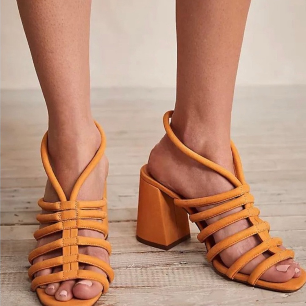 FREE PEOPLE COLETTE
CINCHED STRAPPY SANDAL